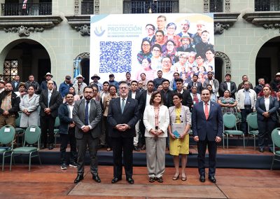 En la imagen se observa en primer plano, de izquierda a derecha, al director Ejecutivo de la COPADEH, Elvyn Díaz, al Presidente de la República, Bernardo Arévalo, a la Vicepresidenta de la República, Karin Herrera, a la señora Makrina Gudiel Álvarez representante de la Familia Gudiel Álvarez, peticionarios del caso “Defensor de Derechos Humanos Vs. Guatemala” y al Ministro de Gobernación, Marco Antonio Villeda. Detrás, en segundo plano, se observa a un grupo de personas defensoras de derechos humanos.