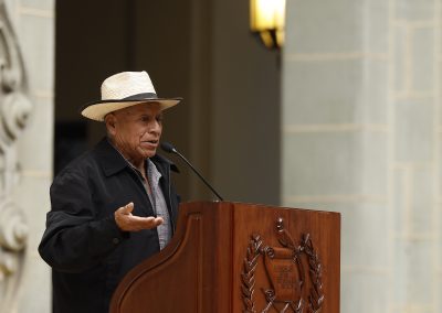 En la imagen se observa al señor Sotero Ruíz, representante de la familia de las víctimas, de pie en un atril, dirigiéndose al público durante el acto de disculpas públicas del Estado de Guatemala por el caso Pérez Lucas Vs. Guatemala, realizado en el Palacio Nacional de la Cultura.
