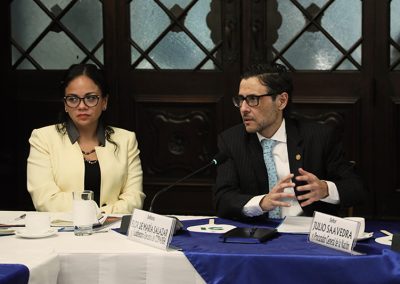 En la fotografía, de izquierda a derecha, la subdirectora Ejecutiva de la COPADEH y en el uso de la palabra, el Procurador General de la Nación, Señor Julio Saavedra.